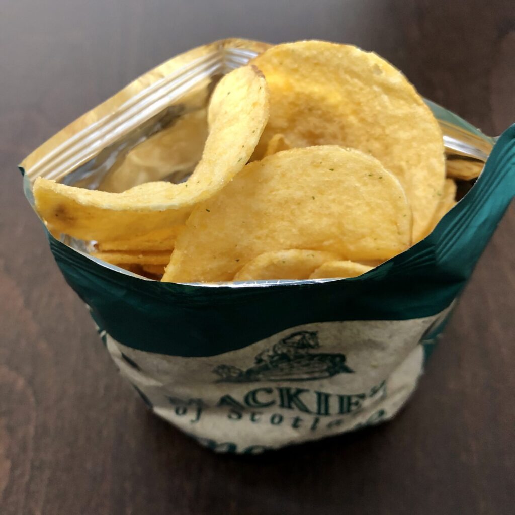 「Mackies（マッキーズ）　ポテトチップス　チェダーオニオン味」を開封