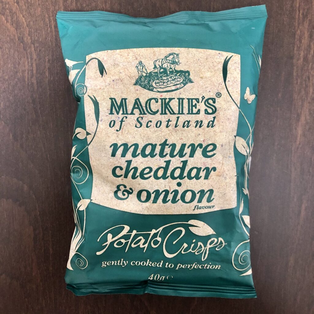 「Mackies（マッキーズ）　ポテトチップス　チェダーオニオン味」の袋の表面